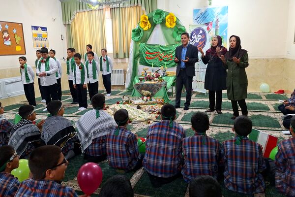 آرزوی فرج و سلامتی صاحب الزمان (عج) با دست‌های کوچک دانش‌آموزان شیرازی