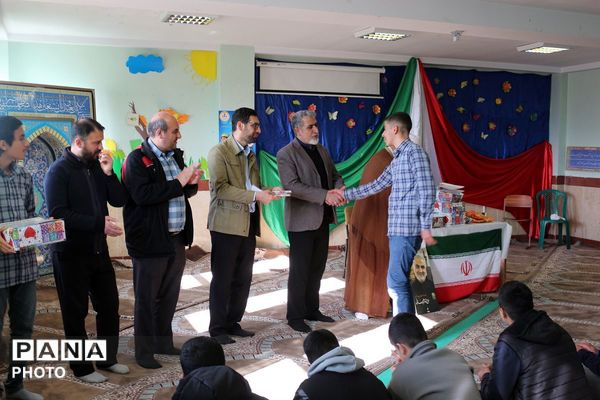 تجلیل از دانش‌آموزان برتر علمی و ورزشی مدرسه ولایت به مناسبت هفته امور‌تربیتی