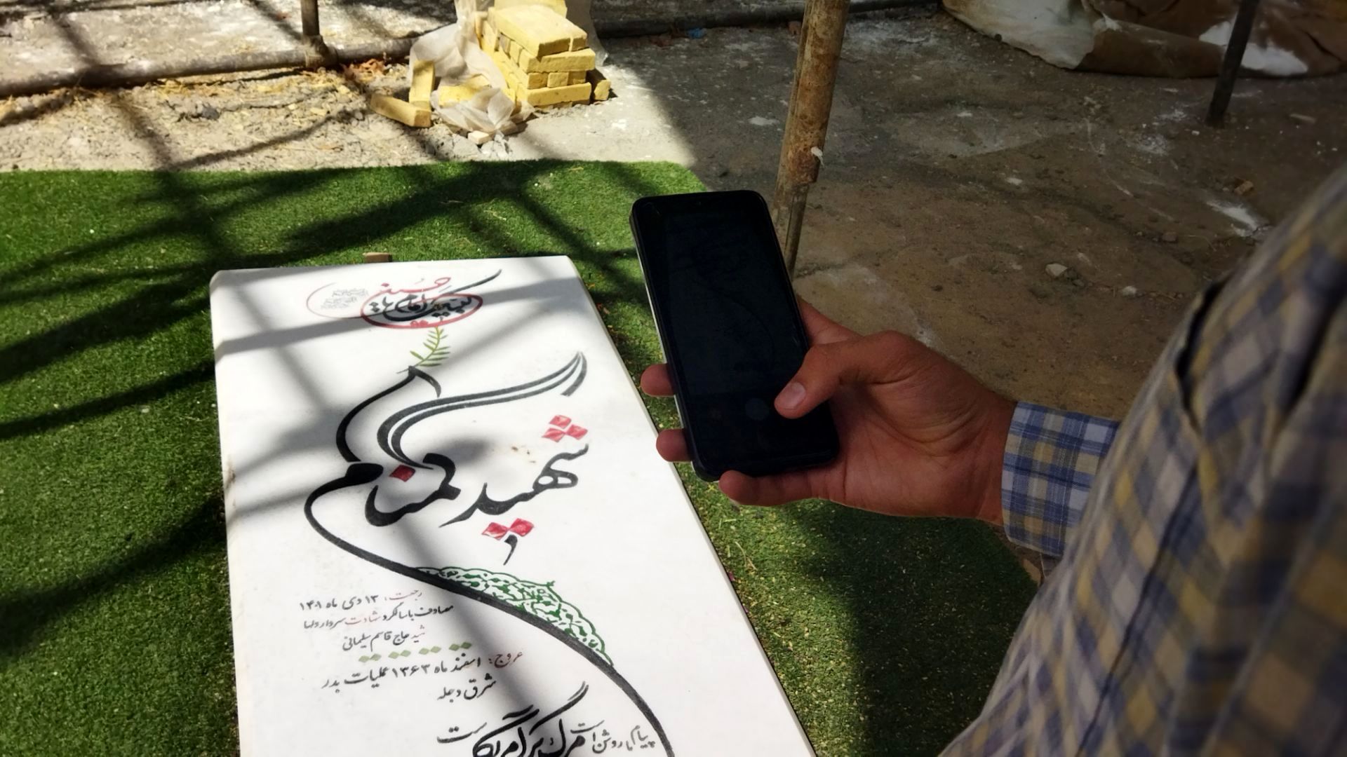 ادای احترام دانش آموزان پایه دهم  دبیرستان شاهد ابوذر غفاری به مقام شامخ شهدا