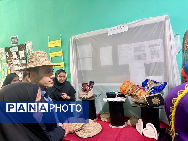 ۲۲ بهمن؛ نمایش خلاقیت دانش‌آموزان سردشتی در غرفه‌های فرهنگی و آموزشی