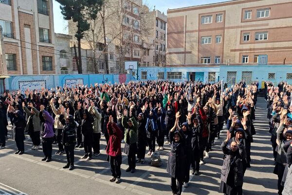 تمرین دانش‌آموزان دبیرستان حضرت ولیعصر (عج) ری یک جهت حضور در برنامه یاوران انقلاب