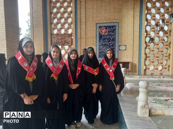 تجدید پیمان دانش‌آموزان پیشتاز ابرکوه آرمان‌های شهدا
