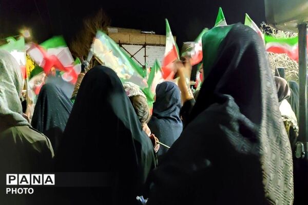 در کنار هم ایستاده ایم-۱