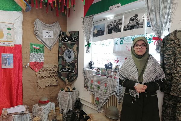 افتتاحیه نمایشگاه «مدرسه انقلاب» در مدرسه شهید شرافت بهارستان‌دو