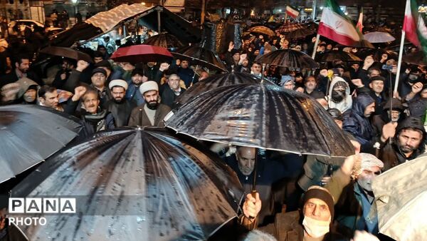تجمع مردم شریف دلفان در شب بیست‌و سوم شهادت رهبر شهید انقلاب اسلامی و تجدید بیعت با رهبر جدید معظم 