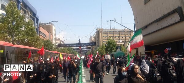 تجمعات پرشور مردمی از مترو تا خیابان 