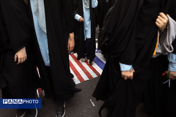 حضور وزیر آموزش و پرورش در راهپیمایی 13 آبان