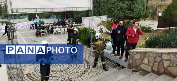 پله نوردی آتش‌نشانان مشهدی در پلکان باباکوهی 