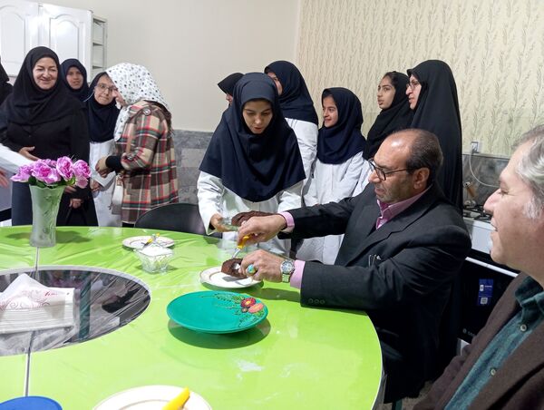 افتتاح کارگاه آشپزی و اتاق گفتگوی انجمن اولیا و مربیان در آموزشگاه ولایت