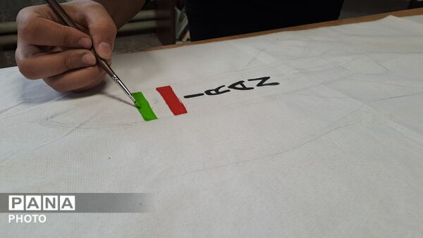  نقاشی همگانی با موضوع «ایرانِ قوی» در دبیرستان اهل‌البیت ناحیه 4 کرج 