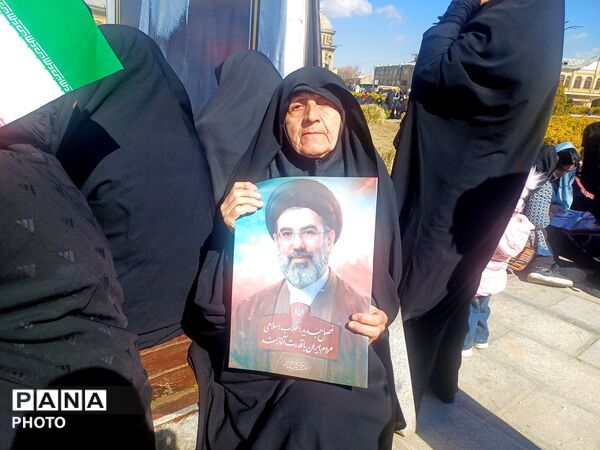 اجتماع باشکوه مردم در میدان امام خمینی(ره) به‌مناسبت چهلمین روز رحلت امام خامنه‌ای
