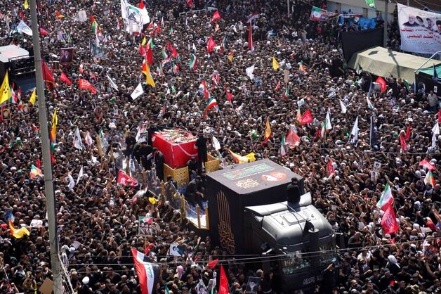 تشییع حماسی پیکر مطهر امام شهید در نجف و کربلا، نماد درخشان برادری و اشتراکات عمیق فرهنگی و اعتقادی دو ملت ایران و عراق است