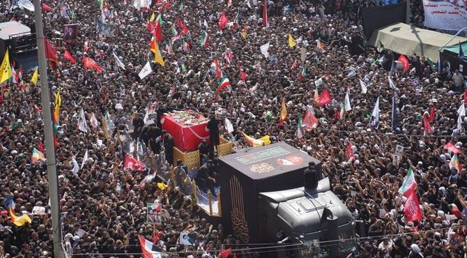 تشییع حماسی پیکر مطهر امام شهید در نجف و کربلا، نماد درخشان برادری و اشتراکات عمیق فرهنگی و اعتقادی دو ملت ایران و عراق است