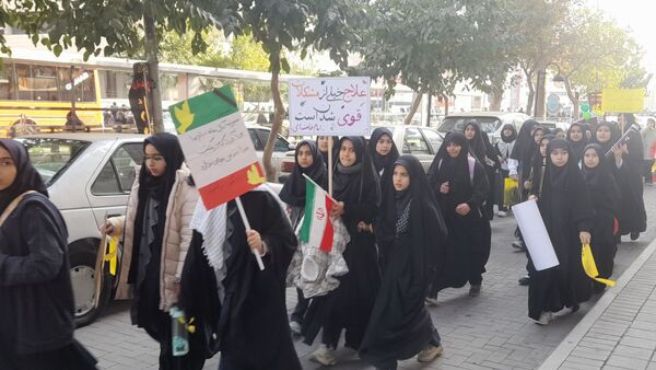 حضور پرشور دانش آموزان مشهد مقدس در راهپیمایی یوم‌الله ۱۳ آبان 