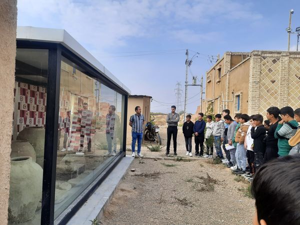 بازدید دانش‌آموزان دبیرستان نمونه دولتی پژوهش آشخانه از محوطه تاریخی ریوی