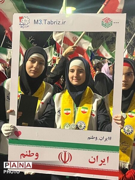 پیشتازان دانش‌آموز؛ روایت‌گران عشق به وطن و ولایت در آیین چهلم شهدای میناب