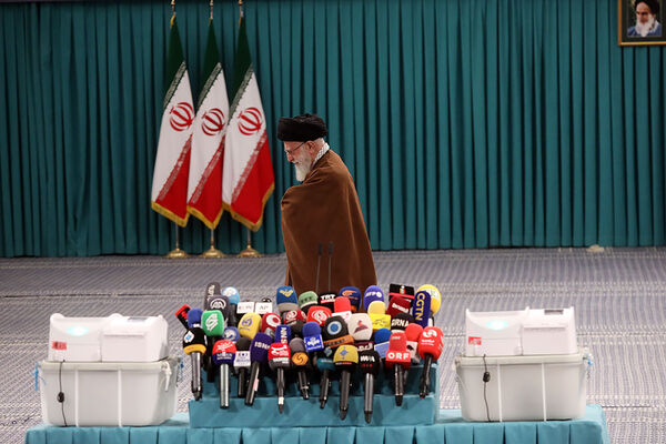 حضور رهبر معظم انقلاب در رای گیری مرحله‌ دوم انتخابات مجلس
