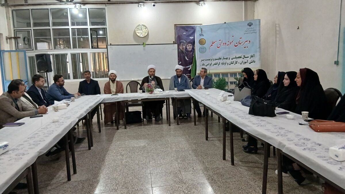 جلسه هماهنگی ۱۳ آبان و روز دانش‌آموز در شهر مهستان