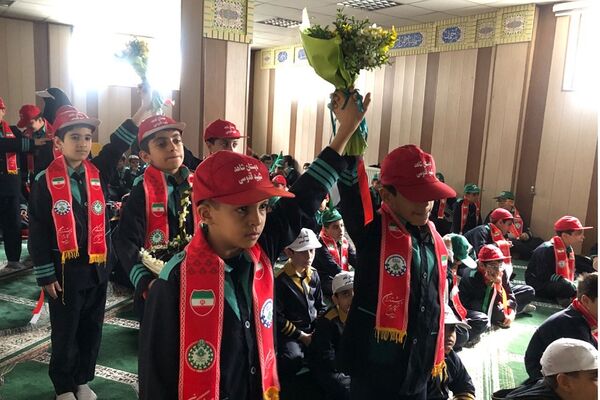 اجرای مانور یاوران انقلاب توسط دانش‌آموزان دبستان شاهد شهید قدوسی ناحیه 2 شهرری 