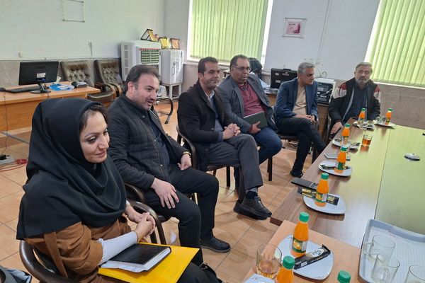 جلسه انجمن اولیا و مربیان و هیات امنا برای فردای دانش‌آموزان دبیرستان پویش شیراز 