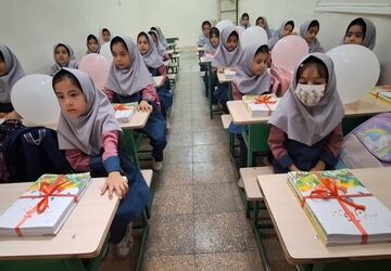 جشن شکوفه‌ها در دبستان پروین اعتصامی نجف آباد برگزار شد