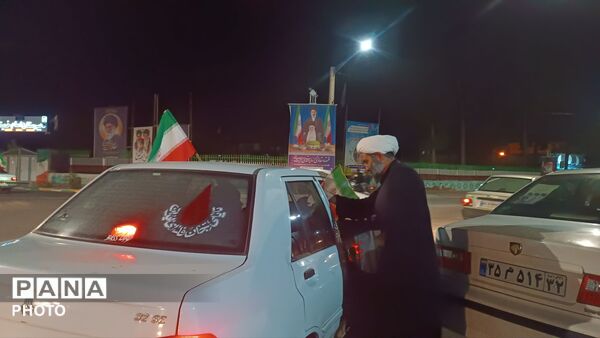 توزیع پرچم جمهوری اسلامی ایران و پوستر امام شهید در کاشمر 