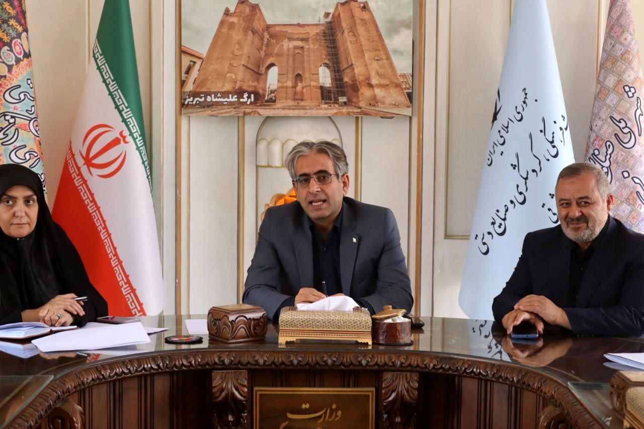 تاریخ، تجربه زیسته‌ای است که باید چراغ راه آینده باشد