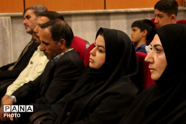 آیین تجلیل از دانش‌آموزان برگزیده جشنواره جابر ابن حیان و پژوهش‌سراهای کبودراهنگ