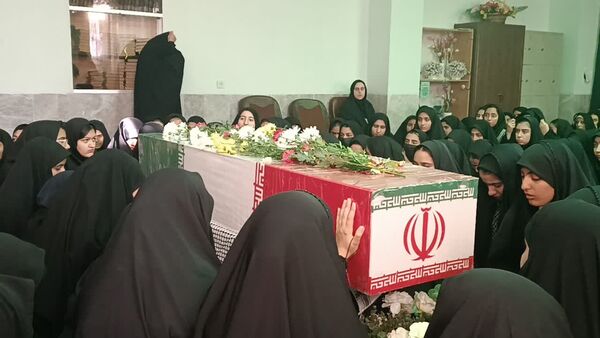 حضور شهید گمنام در دبیرستان دخترانه حضرت زینب(س) شهرستان بهاباد