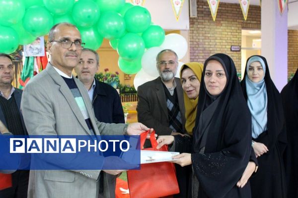 گرامیداشت فرهنگ ایثار با تقدیر از دانش‌آموزان فرزند شهید در منطقه ۵