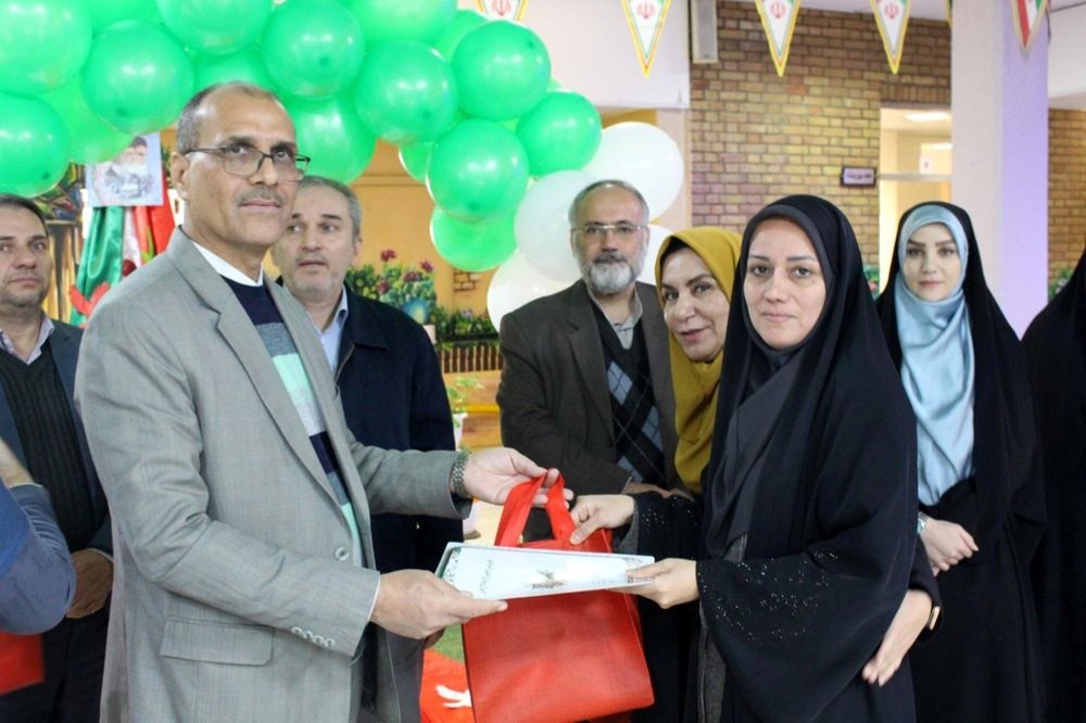 گرامیداشت فرهنگ ایثار با تقدیر از دانش‌آموزان فرزند شهید در منطقه ۵