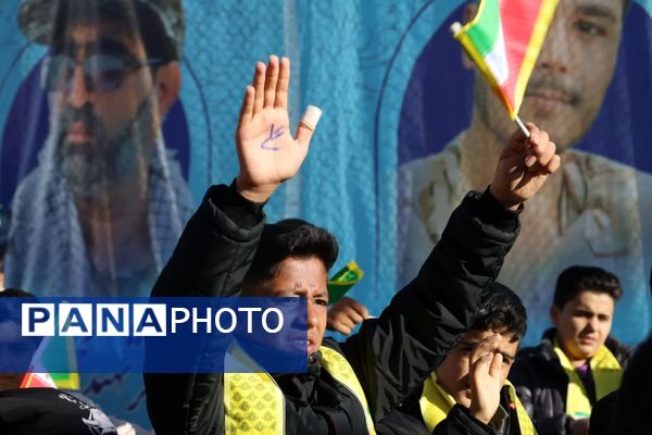 آیین نمادین نواختن «گلبانگ انقلاب اسلامی » در مدرسه احمد فتاحی ناحیه دو یزد