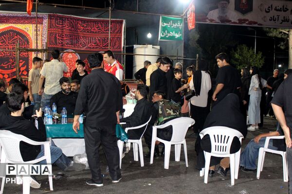 میزبانی موکب امام خامنه‌ای از زائران رهبر شهید