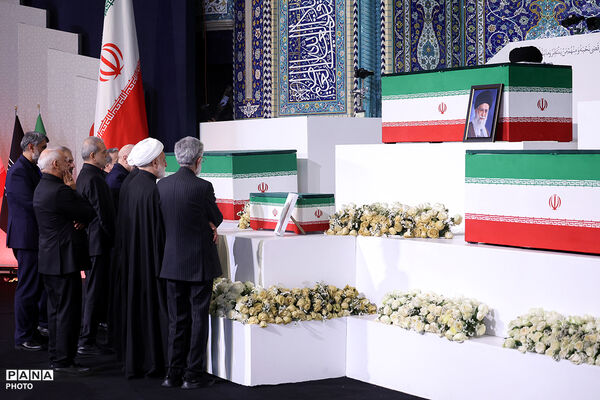 ادای احترام سران قوا و جمعی از مسئولان نظام بر پیکر مطهر رهبر شهید انقلاب