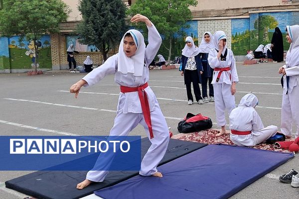 هنرنمایی دانش آموزان  مدرسه خواهران بابایی در روز دختر