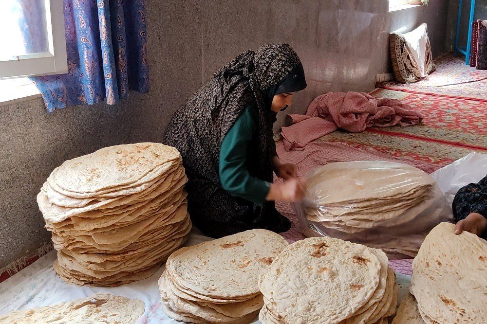 سومین روز از پخت نان  برای پذیرایی از زائران بدرقه آقای  شهید ایران در شهر بار نیشابور