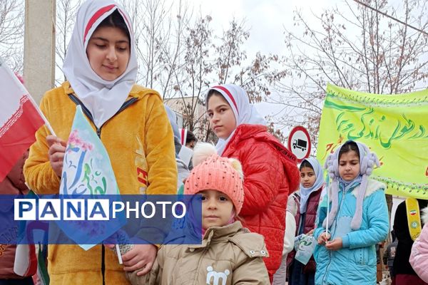 دانش‌آموزان دالاهو در راهپیمایی ۲۲ بهمن غوغا کردند