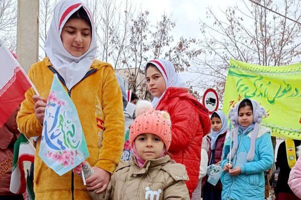 دانش‌آموزان دالاهو در راهپیمایی ۲۲ بهمن غوغا کردند