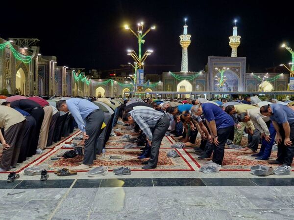 برگزاری نماز آیات در حرم امام رضا (ع) 