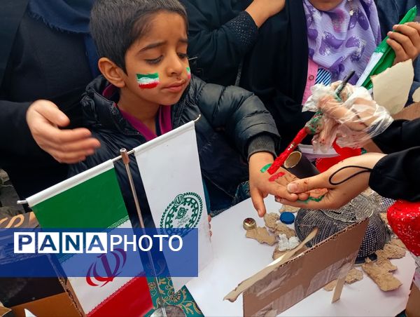 جلوه‌هایی از حضور پرشور دهه نودی‌ها در راهپیمایی ۲۲ بهمن در یزد