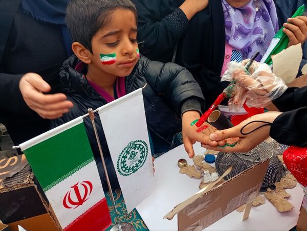 جلوه‌هایی از حضور پرشور دهه نودی‌ها در راهپیمایی ۲۲ بهمن در یزد