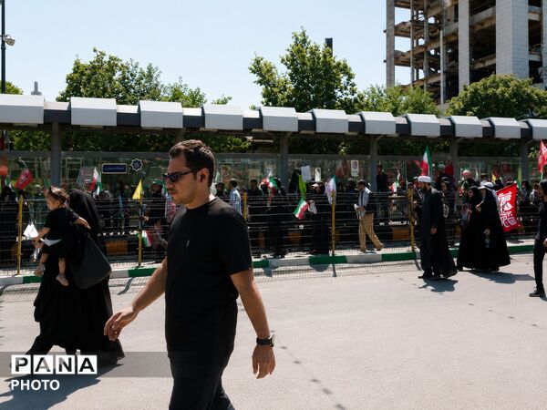 مشهد میزبان آیین باشکوه تشییع شهید آیت الله العظمی سید علی خامنه ای و خانواده 