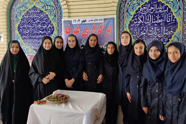 حضور پرشور دانش‌آموزان بیجار در نماز جمعه به‌مناسبت هفته دفاع مقدس