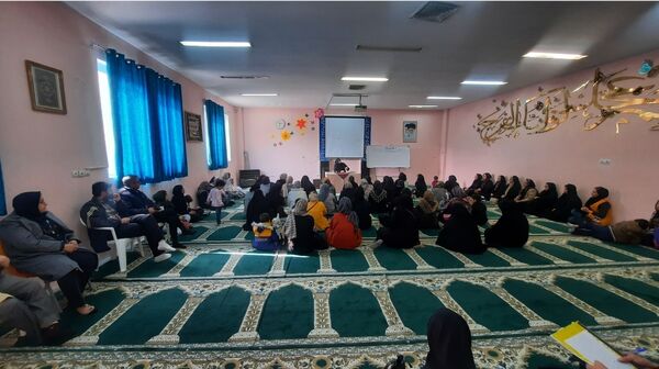 نشست صمیمی انجمن و اولیا پایه هفتم در دبیرستان فرهنگیان ناحیه۷ مشهد