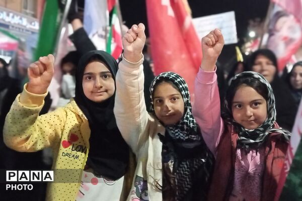 اینجا دانش‌آموزان و فرهنگیان میدان‌داری می‌کنند