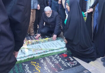 سردار قاآنی به مقام شهید سلیمانی ادای احترام کرد