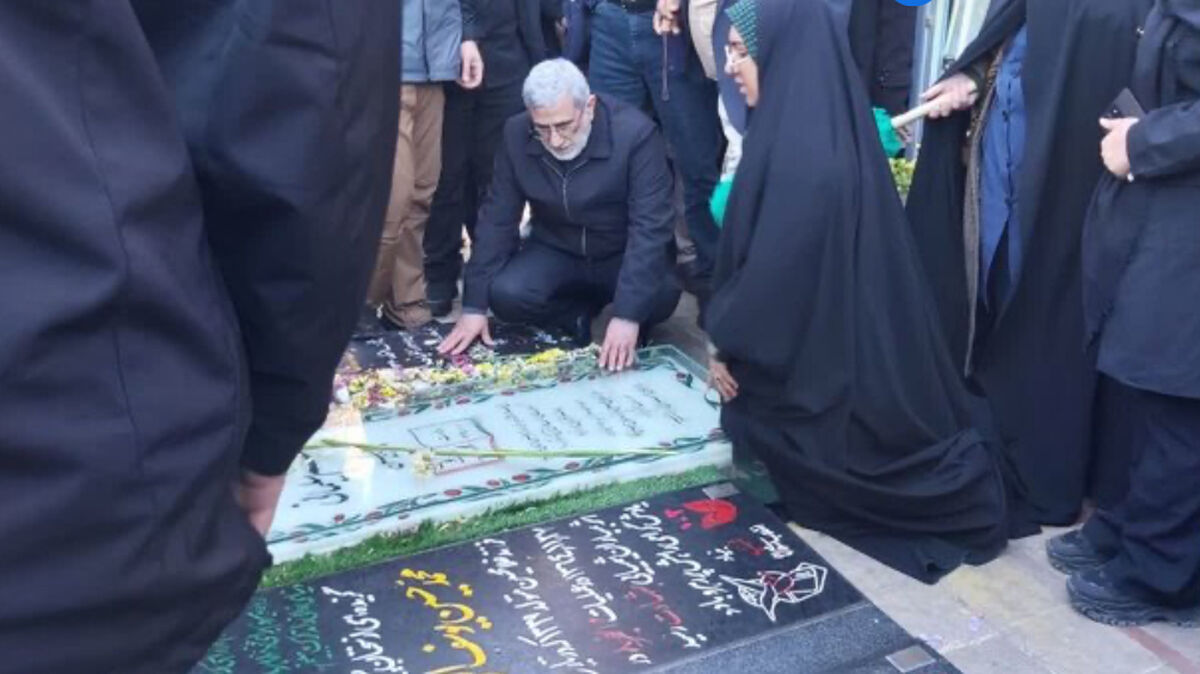 سردار قاآنی به مقام شهید سلیمانی ادای احترام کرد