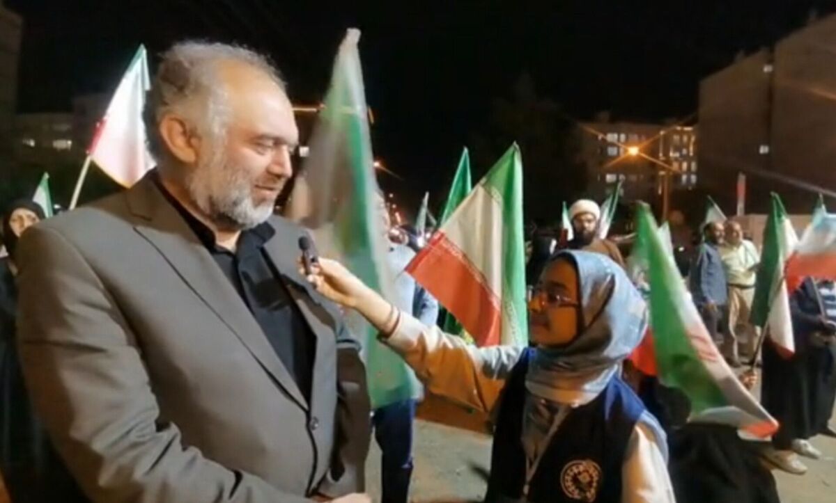 دانش آموزان به همراه مردم سرافراز ایران،در این شب ها حضور فعالی در اجتماعات داشتند