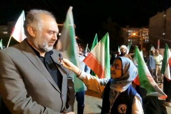 دانش آموزان به همراه مردم سرافراز ایران،در این شب ها حضور فعالی در اجتماعات داشتند