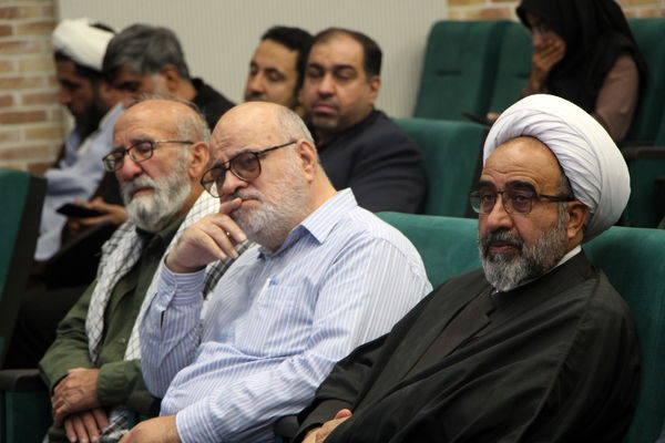 نشست بررسی کتاب همسفر آتش و برف یزد